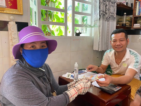 Phải trợ giúp những người bán vé số dạo - Ảnh 2. Phải trợ giúp những người bán vé số dạo - Ảnh 2.