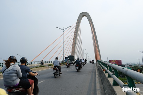 Đường phố Đà Nẵng vẫn đông người và xe trong ngày đầu cách ly xã hội - Ảnh 2. Đường phố Đà Nẵng vẫn đông người và xe trong ngày đầu cách ly xã hội - Ảnh 2.