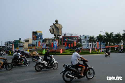 Đường phố Đà Nẵng vẫn đông người và xe trong ngày đầu cách ly xã hội - Ảnh 1. Đường phố Đà Nẵng vẫn đông người và xe trong ngày đầu cách ly xã hội - Ảnh 1.