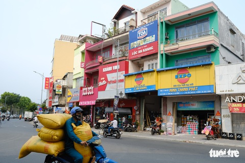 Đường phố Đà Nẵng vẫn đông người và xe trong ngày đầu cách ly xã hội - Ảnh 3. Đường phố Đà Nẵng vẫn đông người và xe trong ngày đầu cách ly xã hội - Ảnh 3.