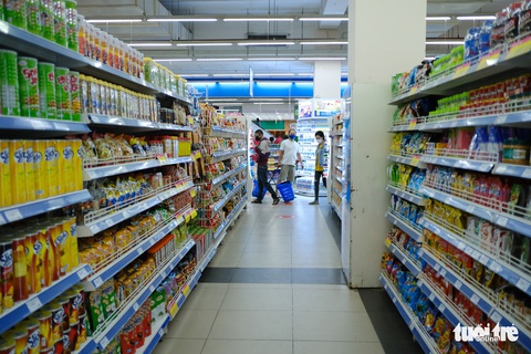 Đường phố Đà Nẵng vẫn đông người và xe trong ngày đầu cách ly xã hội - Ảnh 4. Đường phố Đà Nẵng vẫn đông người và xe trong ngày đầu cách ly xã hội - Ảnh 4.
