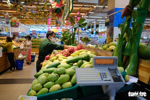 Đường phố Đà Nẵng vẫn đông người và xe trong ngày đầu cách ly xã hội - Ảnh 5. Đường phố Đà Nẵng vẫn đông người và xe trong ngày đầu cách ly xã hội - Ảnh 5.