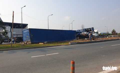 Lại lật xe container tại khúc cua cầu Phú Hữu - Ảnh 2. Lại lật xe container tại khúc cua cầu Phú Hữu - Ảnh 2.