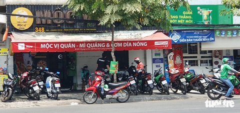 Dân hạn chế ra đường, shipper tất bật chạy liên tục đi chợ hộ - Ảnh 5. Dân hạn chế ra đường, shipper tất bật chạy liên tục đi chợ hộ - Ảnh 5.