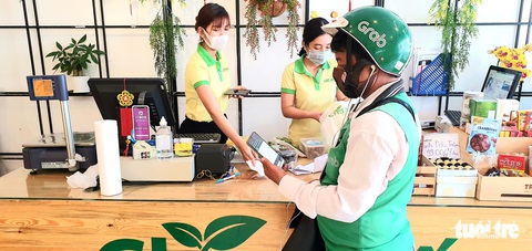 Dân hạn chế ra đường, shipper tất bật chạy liên tục đi chợ hộ - Ảnh 1. Dân hạn chế ra đường, shipper tất bật chạy liên tục đi chợ hộ - Ảnh 1.