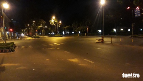 Sài Gòn vắng lặng khác lạ trong ngày đầu cách ly toàn xã hội - Ảnh 18. Sài Gòn vắng lặng khác lạ trong ngày đầu cách ly toàn xã hội - Ảnh 18.