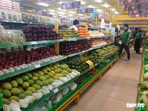 Hàng đầy ắp nhưng chợ, siêu thị vắng vẻ trong ngày đầu cách ly xã hội - Ảnh 8. Hàng đầy ắp nhưng chợ, siêu thị vắng vẻ trong ngày đầu cách ly xã hội - Ảnh 8.