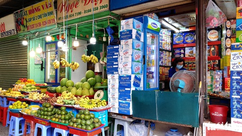 Hàng đầy ắp nhưng chợ, siêu thị vắng vẻ trong ngày đầu cách ly xã hội - Ảnh 9. Hàng đầy ắp nhưng chợ, siêu thị vắng vẻ trong ngày đầu cách ly xã hội - Ảnh 9.