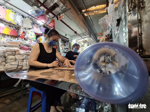Hàng đầy ắp nhưng chợ, siêu thị vắng vẻ trong ngày đầu cách ly xã hội - Ảnh 2. Hàng đầy ắp nhưng chợ, siêu thị vắng vẻ trong ngày đầu cách ly xã hội - Ảnh 2.