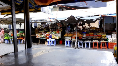 Hàng đầy ắp nhưng chợ, siêu thị vắng vẻ trong ngày đầu cách ly xã hội - Ảnh 3. Hàng đầy ắp nhưng chợ, siêu thị vắng vẻ trong ngày đầu cách ly xã hội - Ảnh 3.