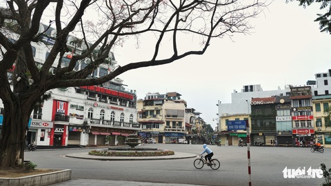 Hà Nội trầm lặng hơn trong ngày đầu cách ly toàn xã hội chống dịch - Ảnh 1. Hà Nội trầm lặng hơn trong ngày đầu cách ly toàn xã hội chống dịch - Ảnh 1.