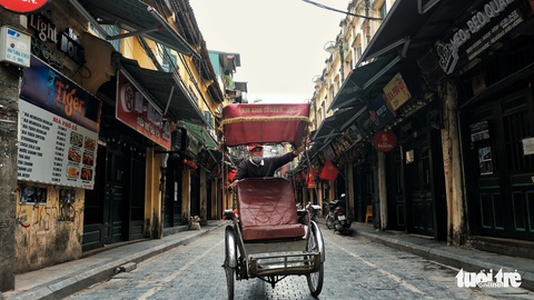 Hà Nội trầm lặng hơn trong ngày đầu cách ly toàn xã hội chống dịch - Ảnh 7. Hà Nội trầm lặng hơn trong ngày đầu cách ly toàn xã hội chống dịch - Ảnh 7.