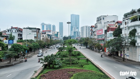 Hà Nội trầm lặng hơn trong ngày đầu cách ly toàn xã hội chống dịch - Ảnh 9. Hà Nội trầm lặng hơn trong ngày đầu cách ly toàn xã hội chống dịch - Ảnh 9.