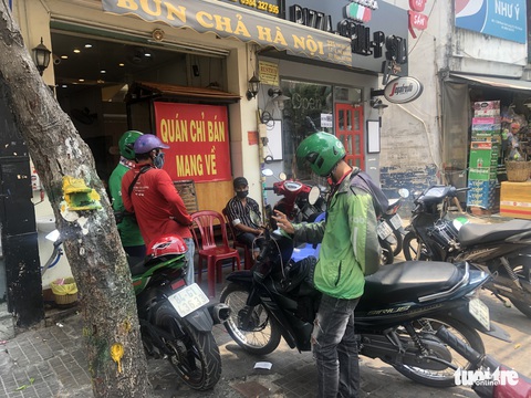 Dân hạn chế ra đường, shipper tất bật chạy liên tục đi chợ hộ - Ảnh 4. Dân hạn chế ra đường, shipper tất bật chạy liên tục đi chợ hộ - Ảnh 4.