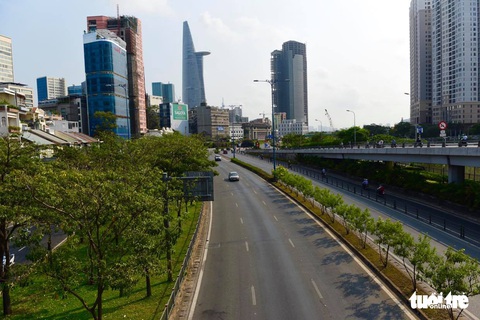 Sài Gòn vắng lặng khác lạ trong ngày đầu cách ly toàn xã hội - Ảnh 5. Sài Gòn vắng lặng khác lạ trong ngày đầu cách ly toàn xã hội - Ảnh 5.