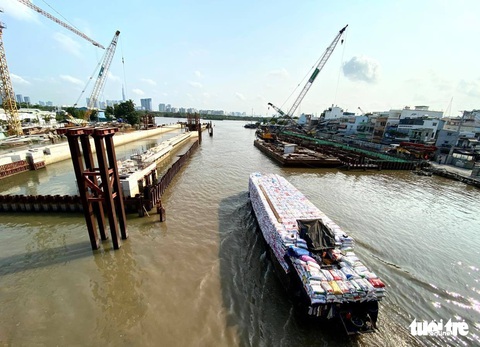 Sài Gòn vắng lặng khác lạ trong ngày đầu cách ly toàn xã hội - Ảnh 14. Sài Gòn vắng lặng khác lạ trong ngày đầu cách ly toàn xã hội - Ảnh 14.