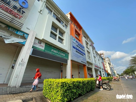 Sài Gòn vắng lặng khác lạ trong ngày đầu cách ly toàn xã hội - Ảnh 11. Sài Gòn vắng lặng khác lạ trong ngày đầu cách ly toàn xã hội - Ảnh 11.