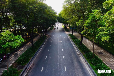 Sài Gòn vắng lặng khác lạ trong ngày đầu cách ly toàn xã hội - Ảnh 6. Sài Gòn vắng lặng khác lạ trong ngày đầu cách ly toàn xã hội - Ảnh 6.