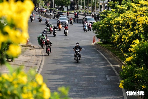 Sài Gòn vắng lặng khác lạ trong ngày đầu cách ly toàn xã hội - Ảnh 8. Sài Gòn vắng lặng khác lạ trong ngày đầu cách ly toàn xã hội - Ảnh 8.
