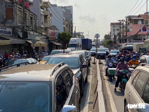Sài Gòn vắng lặng khác lạ trong ngày đầu cách ly toàn xã hội - Ảnh 12. Sài Gòn vắng lặng khác lạ trong ngày đầu cách ly toàn xã hội - Ảnh 12.