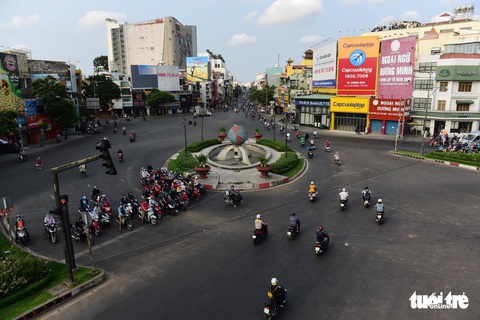 Sài Gòn vắng lặng khác lạ trong ngày đầu cách ly toàn xã hội - Ảnh 9. Sài Gòn vắng lặng khác lạ trong ngày đầu cách ly toàn xã hội - Ảnh 9.