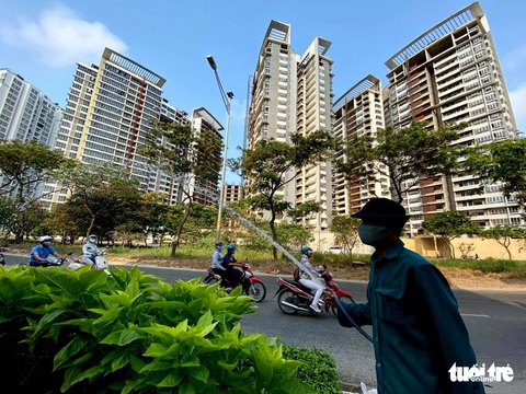 Sài Gòn vắng lặng khác lạ trong ngày đầu cách ly toàn xã hội - Ảnh 13. Sài Gòn vắng lặng khác lạ trong ngày đầu cách ly toàn xã hội - Ảnh 13.
