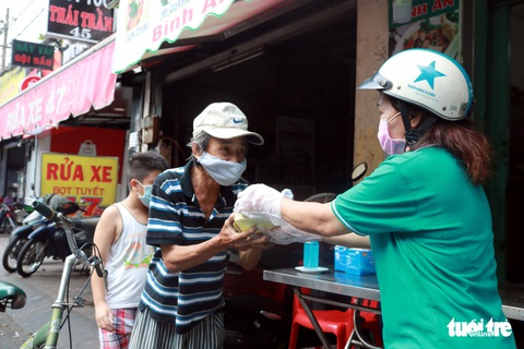 Nếu khó khăn cứ lấy 1 phần, nếu bạn ổn xin nhường cơm cho người khác - Ảnh 1. Nếu khó khăn cứ lấy 1 phần, nếu bạn ổn xin nhường cơm cho người khác - Ảnh 1.