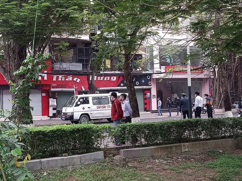Nổ bình khí oxy khiến 2 người bị thương - Ảnh 1. Nổ bình khí oxy khiến 2 người bị thương - Ảnh 1.
