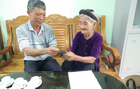 Cụ bà 84 tuổi năm ngoái xin thoát nghèo, nay góp 2 triệu chống dịch COVID-19 - Ảnh 1. Cụ bà 84 tuổi năm ngoái xin thoát nghèo, nay góp 2 triệu chống dịch COVID-19 - Ảnh 1.