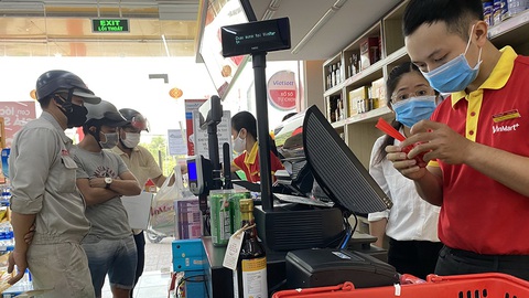Hàng hóa dồi dào, siêu thị, ngân hàng vẫn mở cửa - Ảnh 2. Hàng hóa dồi dào, siêu thị, ngân hàng vẫn mở cửa - Ảnh 2.