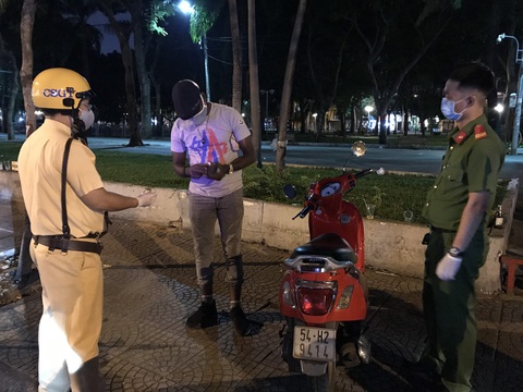 Người nước ngoài bỏ chạy khi bị kiểm tra, cốp xe chứa hàng chục gói cỏ Mỹ - Ảnh 2. Người nước ngoài bỏ chạy khi bị kiểm tra, cốp xe chứa hàng chục gói cỏ Mỹ - Ảnh 2.
