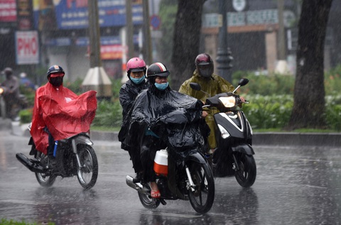 Mưa trái mùa tại Nam Bộ còn kéo dài vài ngày - Ảnh 1. Mưa trái mùa tại Nam Bộ còn kéo dài vài ngày - Ảnh 1.