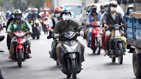 Dịch còn rình rập, sao vội ra đường? - Ảnh 1. Dịch còn rình rập, sao vội ra đường? - Ảnh 1.