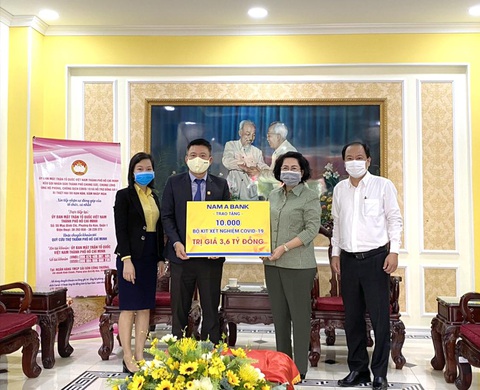 TP.HCM tiếp nhận 10.000 bộ xét nghiệm COVID-19 do một ngân hàng hỗ trợ - Ảnh 1. TP.HCM tiếp nhận 10.000 bộ xét nghiệm COVID-19 do một ngân hàng hỗ trợ - Ảnh 1.