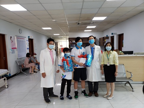 Bé trai 10 tuổi ở TP.HCM và 2 người khác khỏi COVID-19 xuất viện - Ảnh 1. Bé trai 10 tuổi ở TP.HCM và 2 người khác khỏi COVID-19 xuất viện - Ảnh 1.