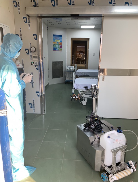 Nhiều sáng kiến hữu ích mùa COVID-19: Robot khử khuẩn phòng cách ly - Ảnh 1. Nhiều sáng kiến hữu ích mùa COVID-19: Robot khử khuẩn phòng cách ly - Ảnh 1.