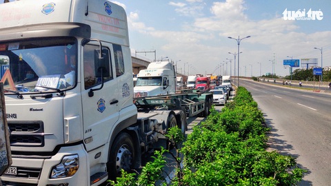 TP.HCM cho ôtô đi hai làn trên cầu vượt Cát Lái để giảm ùn tắc - Ảnh 1. TP.HCM cho ôtô đi hai làn trên cầu vượt Cát Lái để giảm ùn tắc - Ảnh 1.