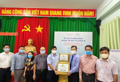 Tặng quà gia đình khó khăn do ảnh hưởng đại dịch - Ảnh 11. Tặng quà gia đình khó khăn do ảnh hưởng đại dịch - Ảnh 11.