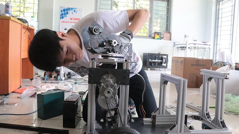Nhiều sáng kiến hữu ích mùa COVID-19: Robot khử khuẩn phòng cách ly - Ảnh 3. Nhiều sáng kiến hữu ích mùa COVID-19: Robot khử khuẩn phòng cách ly - Ảnh 3.