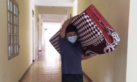 Những bác sĩ chữa COVID-19 kiêm luôn phụ hồ, sửa điện nước - Ảnh 2. Những bác sĩ chữa COVID-19 kiêm luôn phụ hồ, sửa điện nước - Ảnh 2.