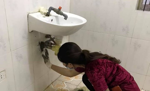 Những bác sĩ chữa COVID-19 kiêm luôn phụ hồ, sửa điện nước - Ảnh 3. Những bác sĩ chữa COVID-19 kiêm luôn phụ hồ, sửa điện nước - Ảnh 3.