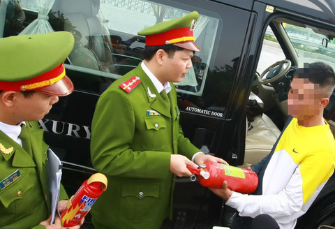 Bộ Công an đề xuất bỏ quy định ôtô 4 chỗ phải lắp bình chữa cháy - Ảnh 1. Bộ Công an đề xuất bỏ quy định ôtô 4 chỗ phải lắp bình chữa cháy - Ảnh 1.