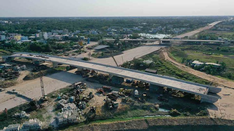 700.000 tỉ đồng chờ giải ngân thúc đẩy đầu tư công - Ảnh 1. 700.000 tỉ đồng chờ giải ngân thúc đẩy đầu tư công - Ảnh 1.