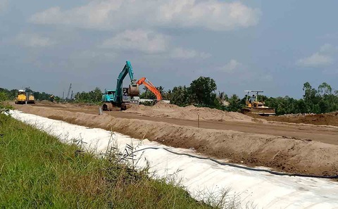 Mồ hôi vẫn chảy trên cao tốc Trung Lương - Mỹ Thuận - Ảnh 1. Mồ hôi vẫn chảy trên cao tốc Trung Lương - Mỹ Thuận - Ảnh 1.