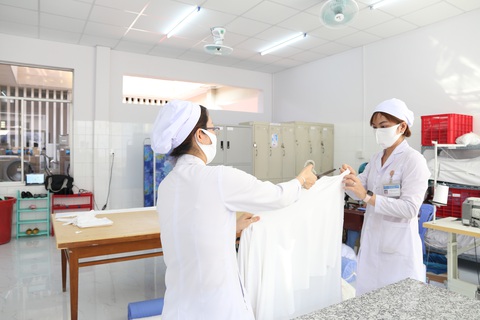 Tranh thủ giờ nghỉ, nhân viên bệnh viện may 1.000 khẩu trang tặng người dân Mỹ - Ảnh 2. Tranh thủ giờ nghỉ, nhân viên bệnh viện may 1.000 khẩu trang tặng người dân Mỹ - Ảnh 2.
