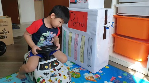 Phụ huynh sáng tạo đủ trò cho con chơi trong mùa COVID-19 - Ảnh 2. Phụ huynh sáng tạo đủ trò cho con chơi trong mùa COVID-19 - Ảnh 2.