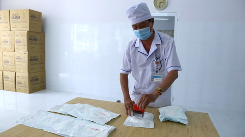 Tranh thủ giờ nghỉ, nhân viên bệnh viện may 1.000 khẩu trang tặng người dân Mỹ - Ảnh 4. Tranh thủ giờ nghỉ, nhân viên bệnh viện may 1.000 khẩu trang tặng người dân Mỹ - Ảnh 4.