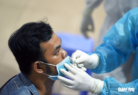 1.600 công nhân ở TP.HCM sẽ được xét nghiệm sàng lọc COVID-19 - Ảnh 1. 1.600 công nhân ở TP.HCM sẽ được xét nghiệm sàng lọc COVID-19 - Ảnh 1.