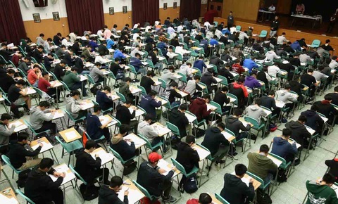 COVID-19 khiến thi cử đảo lộn, các nước xử lý sao? - Ảnh 1. COVID-19 khiến thi cử đảo lộn, các nước xử lý sao? - Ảnh 1.