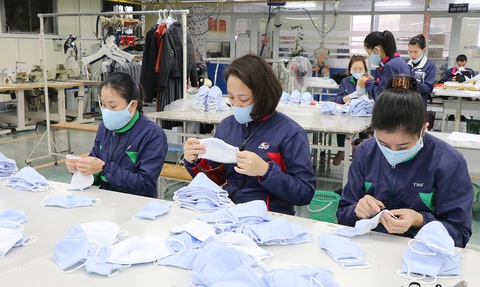 Không dễ xuất khẩu khẩu trang, quần áo bảo hộ phòng dịch - Ảnh 1. Không dễ xuất khẩu khẩu trang, quần áo bảo hộ phòng dịch - Ảnh 1.